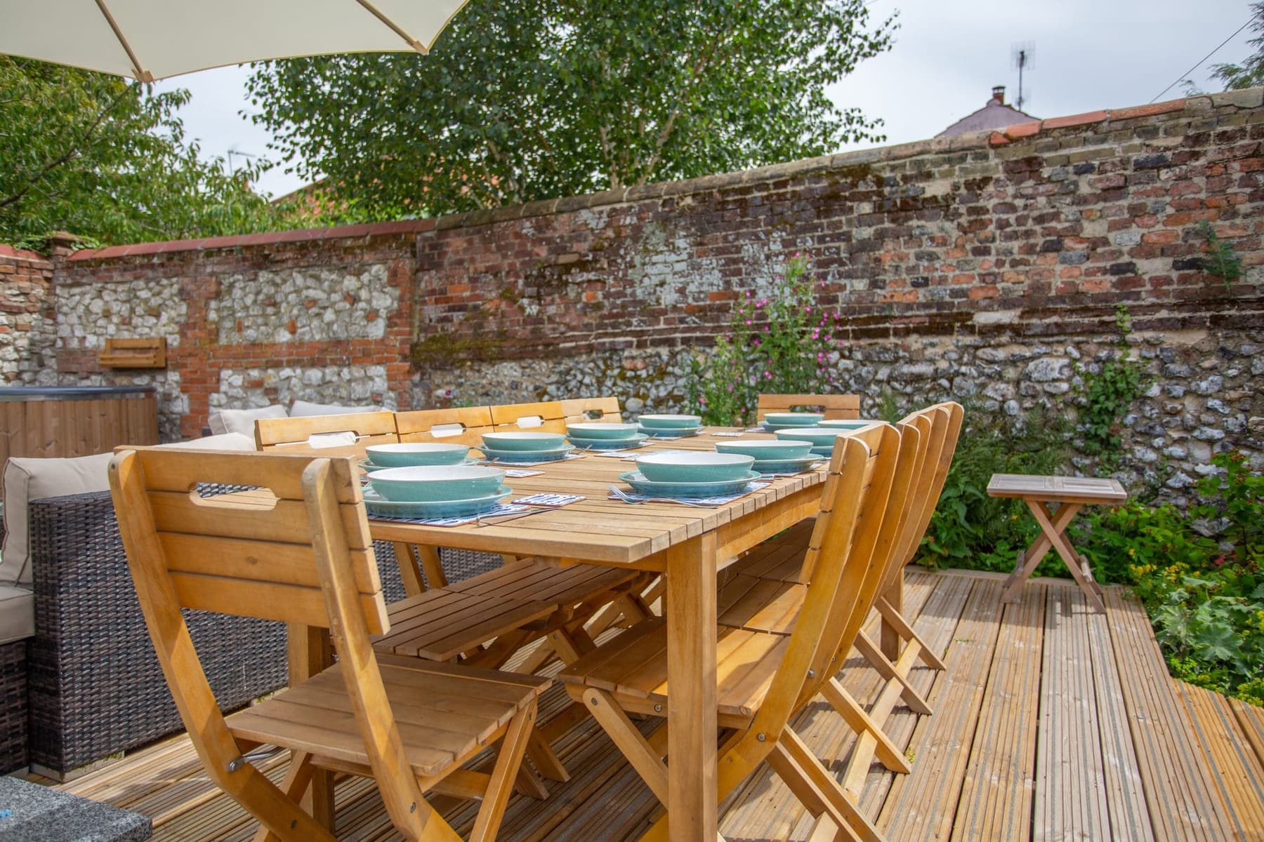 Outdoor dining on the deck at South Creek Retreat