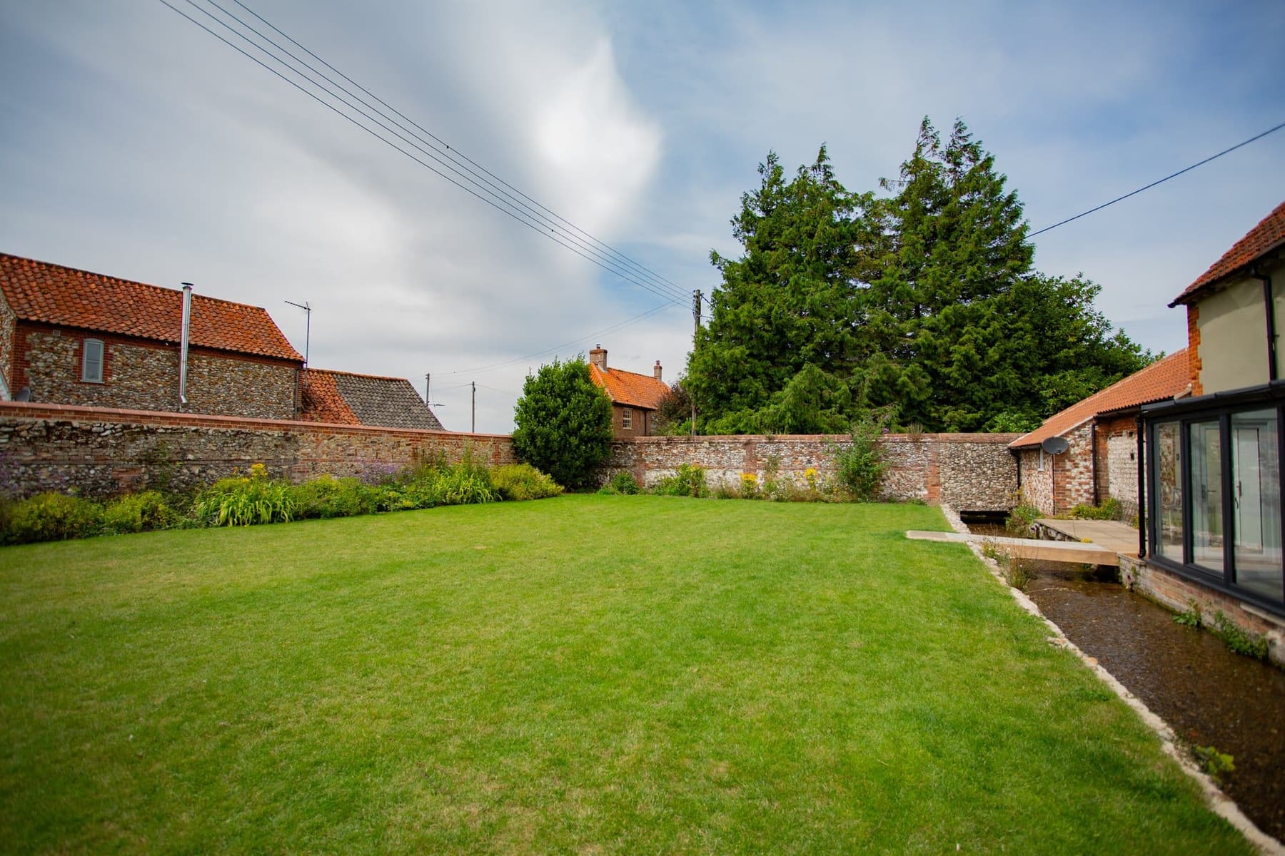 The walled lawn at South Creek Retreat