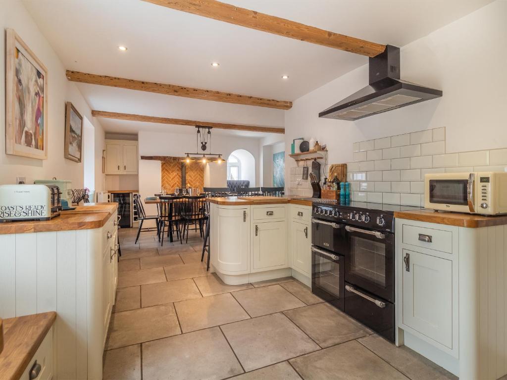 Range cooker and worktops in the kitchen at South Creek Retreat